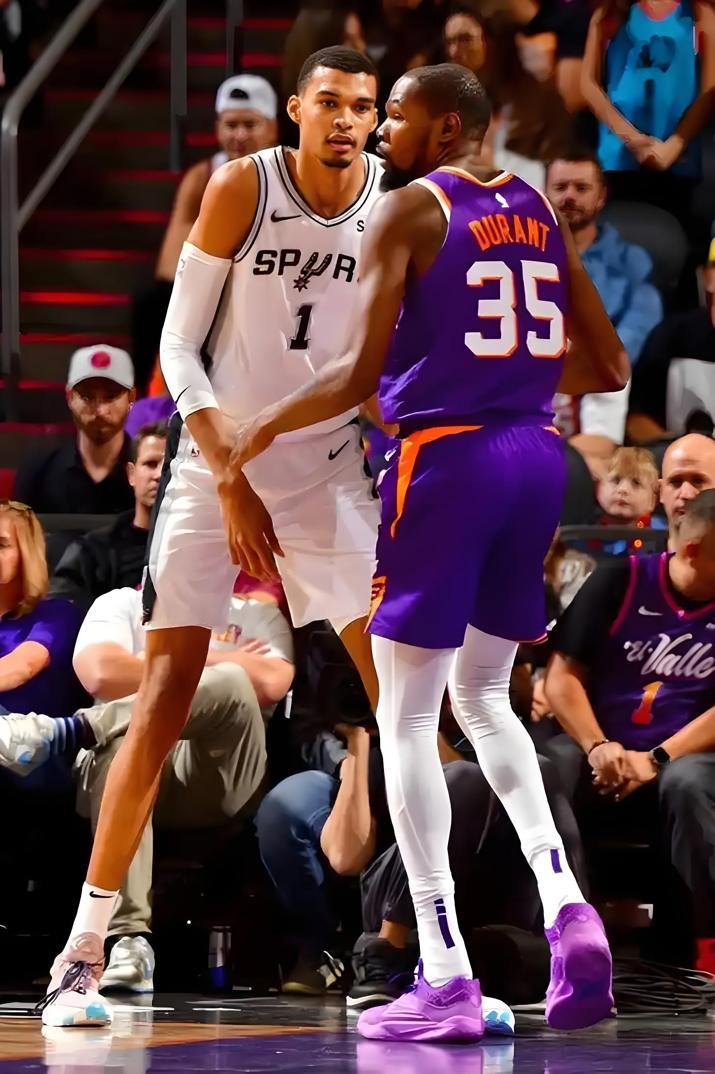 手机网游-圣安东尼奥马刺发布备战花絮，清晨调整名单，欧篮联任务艰巨，身体对抗强度拉满的简单介绍