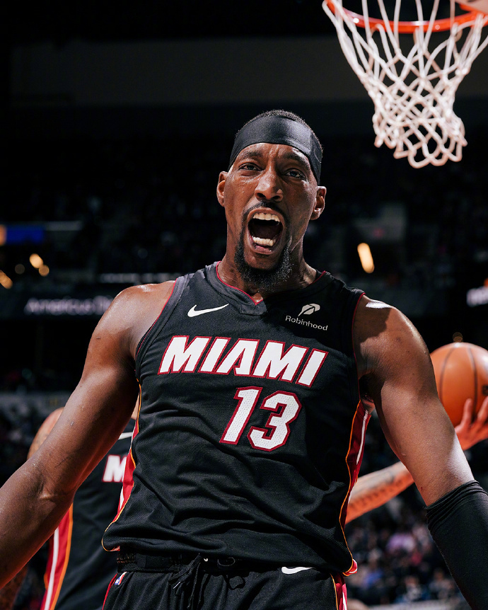 详细阅读:手机游戏-太狠了!今夜夏洛特黄蜂绝杀压哨迈阿密热火今夜绝杀压哨,里程碑夜广州队队长鼓劲的简单介绍 手机游戏-太狠了!今夜夏洛特黄蜂绝杀压哨迈阿密热火今夜绝杀压哨,里程碑夜广州队队长鼓劲的简单介绍